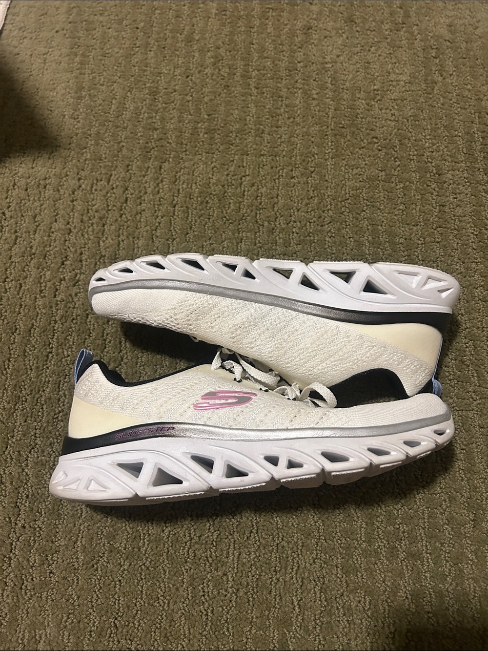 Skechers Women’s White tennis shoes